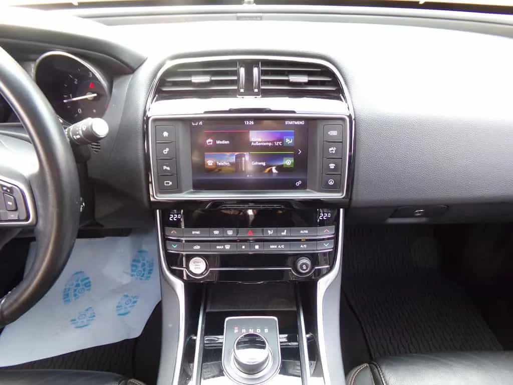Jaguar XE Prestige AWD 07/2018-photo-5