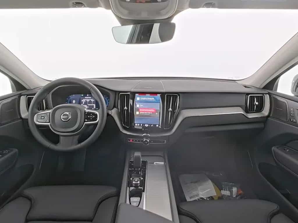 Volvo XC60 B5 AWD Mild-Hybrid Plus Dark AWD 03/2025-photo-4