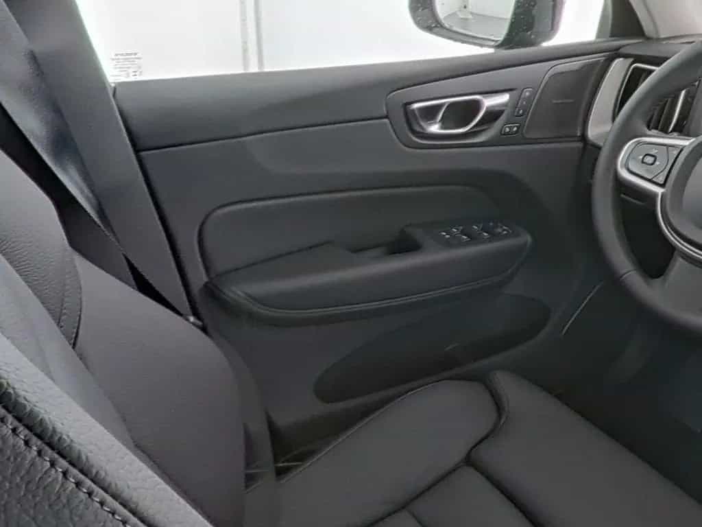 Volvo XC60 B5 AWD Mild-Hybrid Plus Dark AWD 03/2025-photo-9
