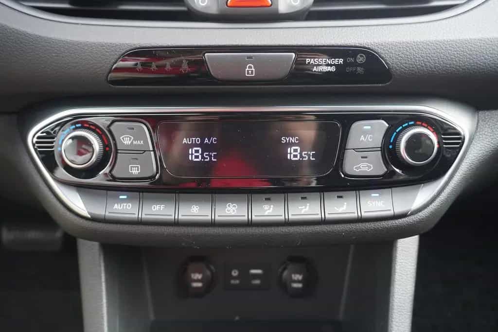Hyundai i30 Kombi 1.4 T-GDI Aut. Navi Kamera Sitzheizung 07/2020-photo-14