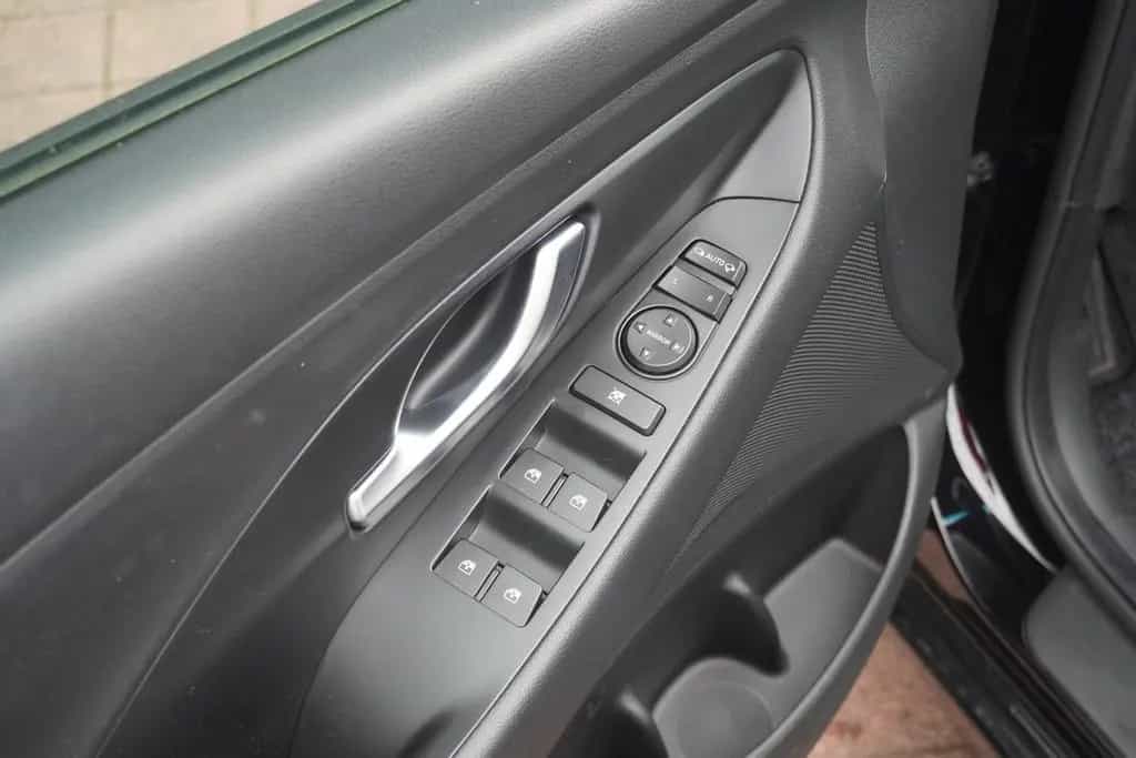 Hyundai i30 Kombi 1.4 T-GDI Aut. Navi Kamera Sitzheizung 07/2020-photo-18