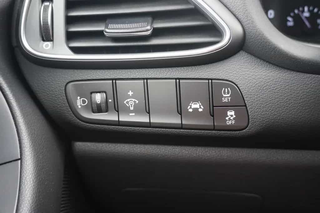 Hyundai i30 Kombi 1.4 T-GDI Aut. Navi Kamera Sitzheizung 07/2020-photo-19