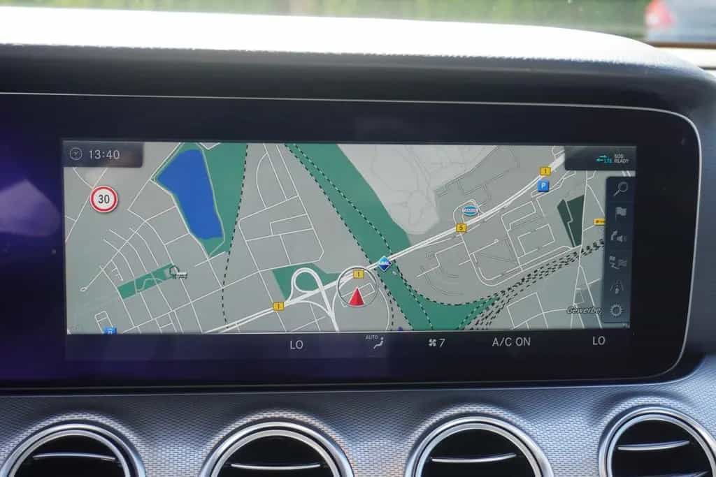 Mercedes-Benz E 220 E220 d Avantgarde 9G-Tronic Panorama Kamera Navi 09/2017-photo-19
