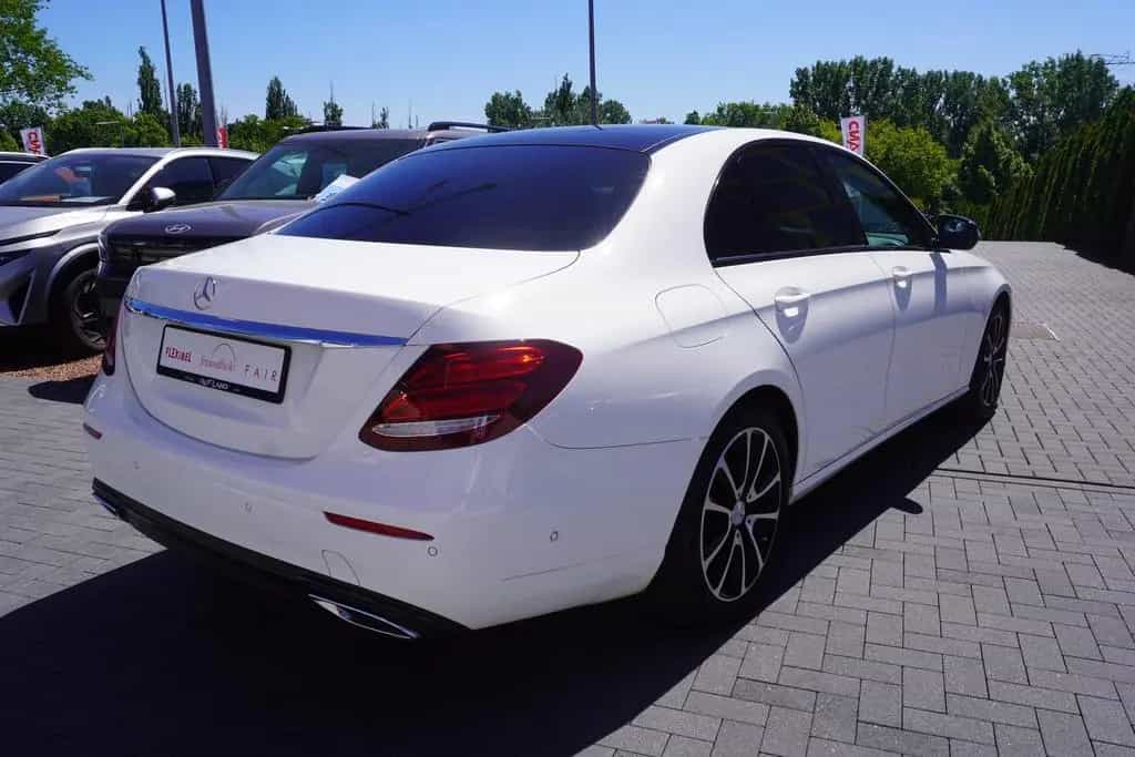 Mercedes-Benz E 220 E220 d Avantgarde 9G-Tronic Panorama Kamera Navi 09/2017-photo-4