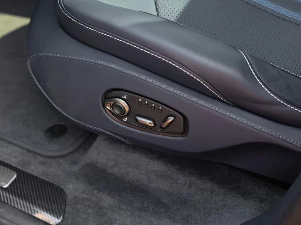 Aston Martin DBX 707 MY25 | Carbon Pack | Bowers&Wilkins 09/2024-photo-28