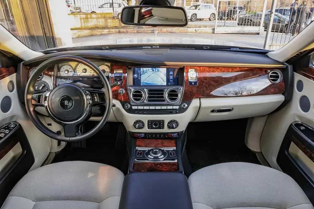 Rolls-Royce Ghost v12 / Original Book 04/2010-photo-11