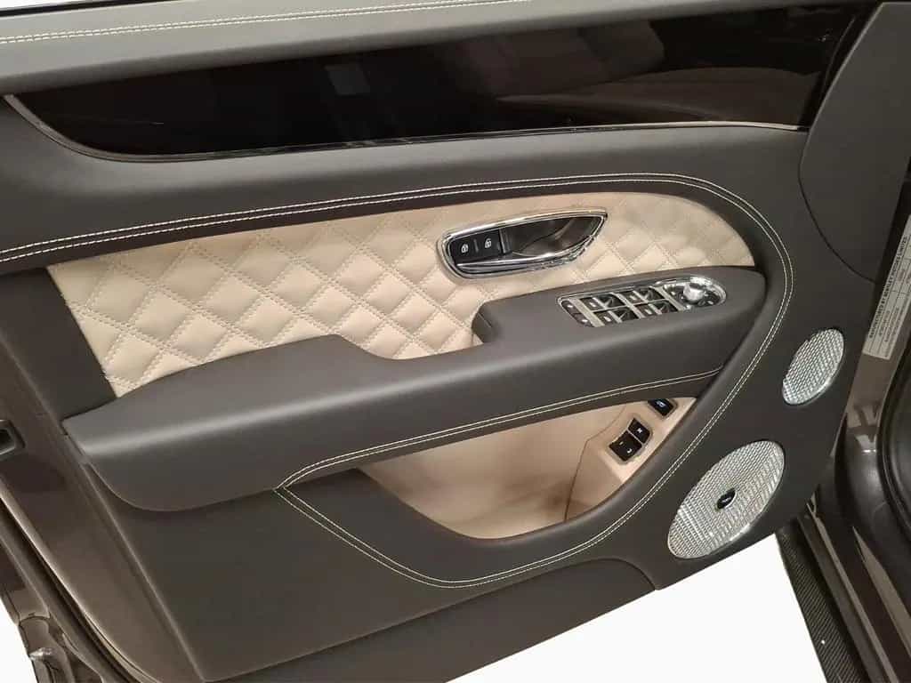 Bentley Bentayga V8 Azure 08/2023-photo-11
