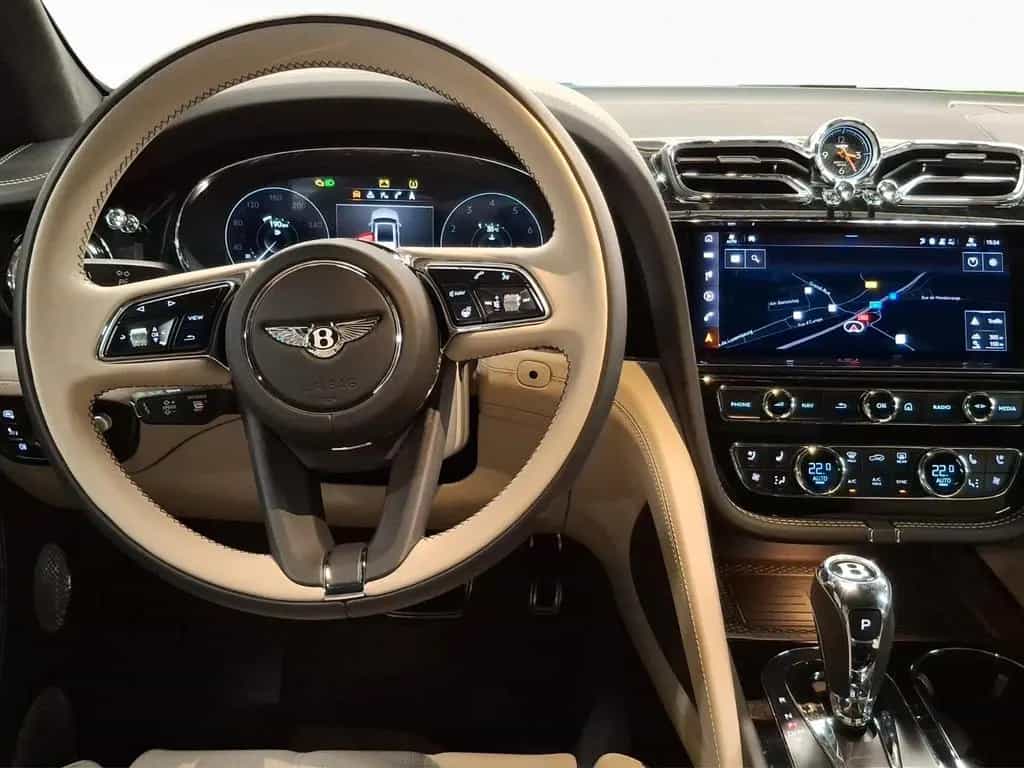 Bentley Bentayga V8 Azure 08/2023-photo-3