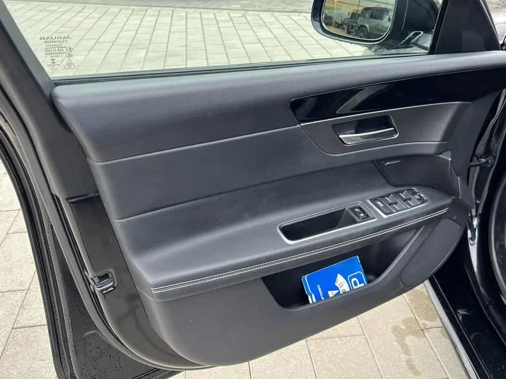 Jaguar XF 20d AWD Sportbrake Chequered Flag 06/2020-photo-8