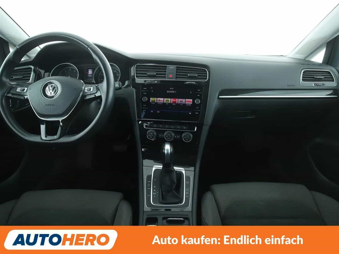 Volkswagen Golf 10/2019-photo-11