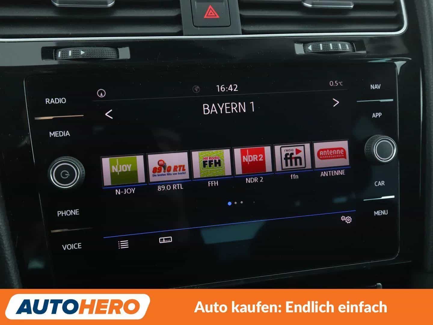 Volkswagen Golf 10/2019-photo-20