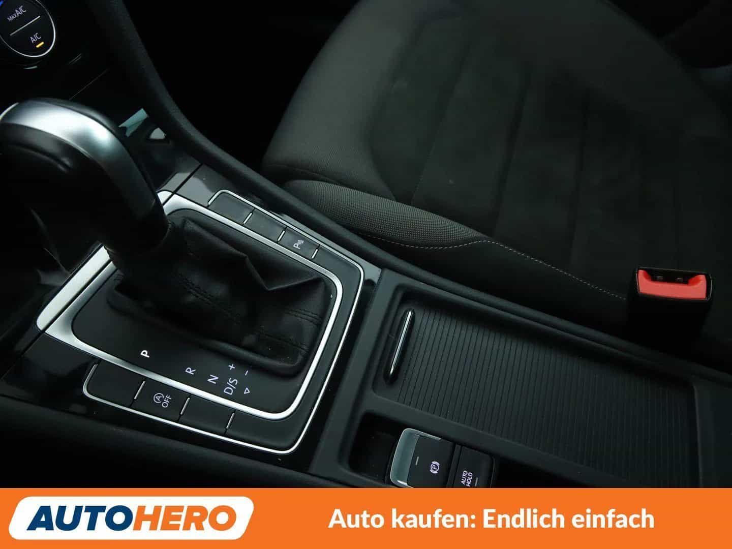 Volkswagen Golf 10/2019-photo-23