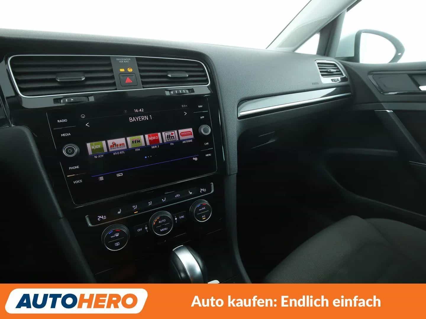 Volkswagen Golf 10/2019-photo-24