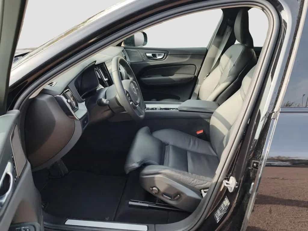 Volvo XC60 B4 Plus Dark AWD 01/2024-photo-4