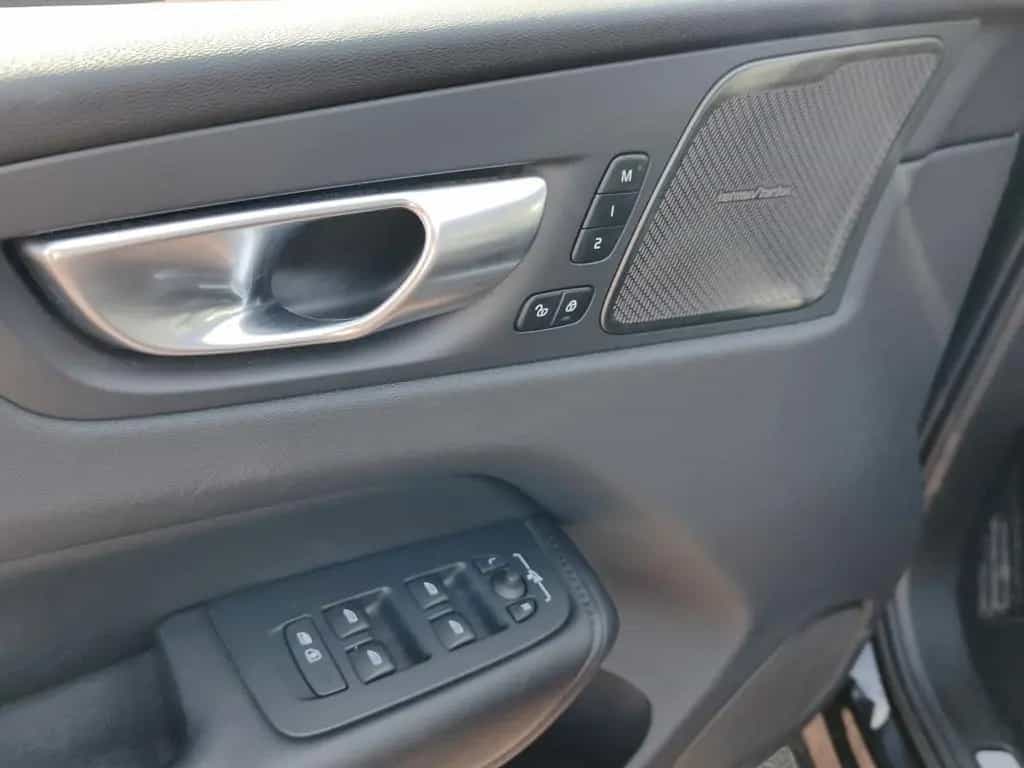 Volvo XC60 B4 Plus Dark AWD 01/2024-photo-8