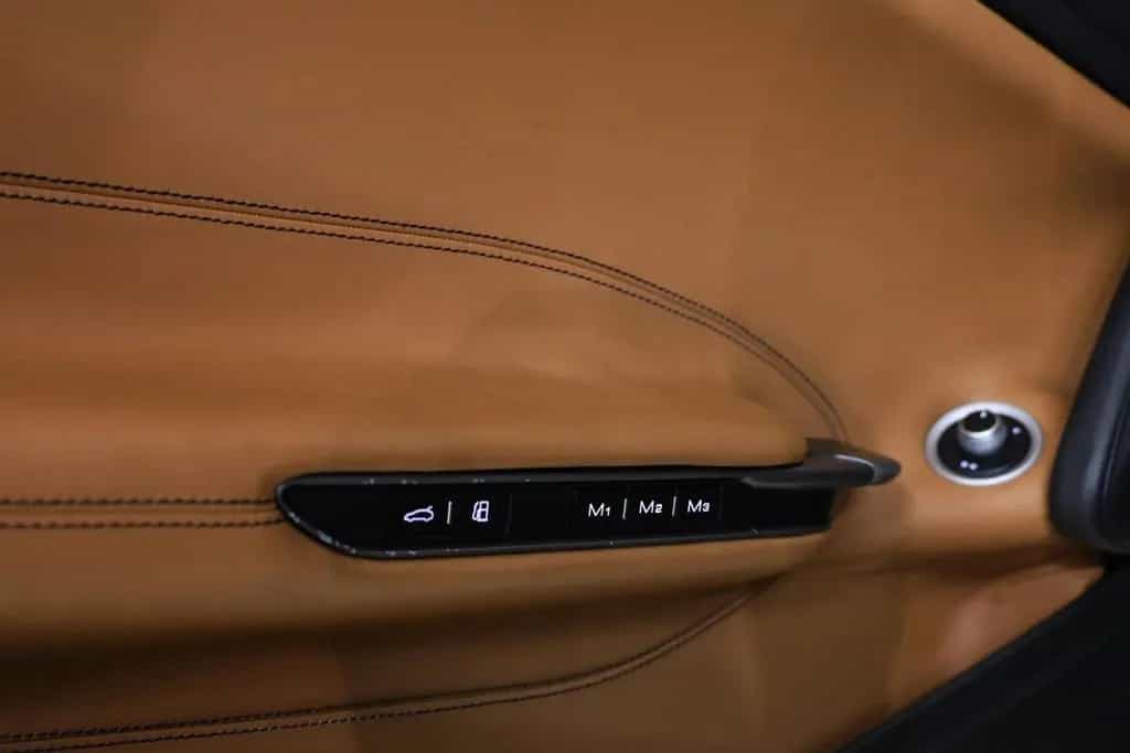 Ferrari GTC4Lusso V12 HELE|Novitec|Pass Display|Pano|JBL 01/2017-photo-36
