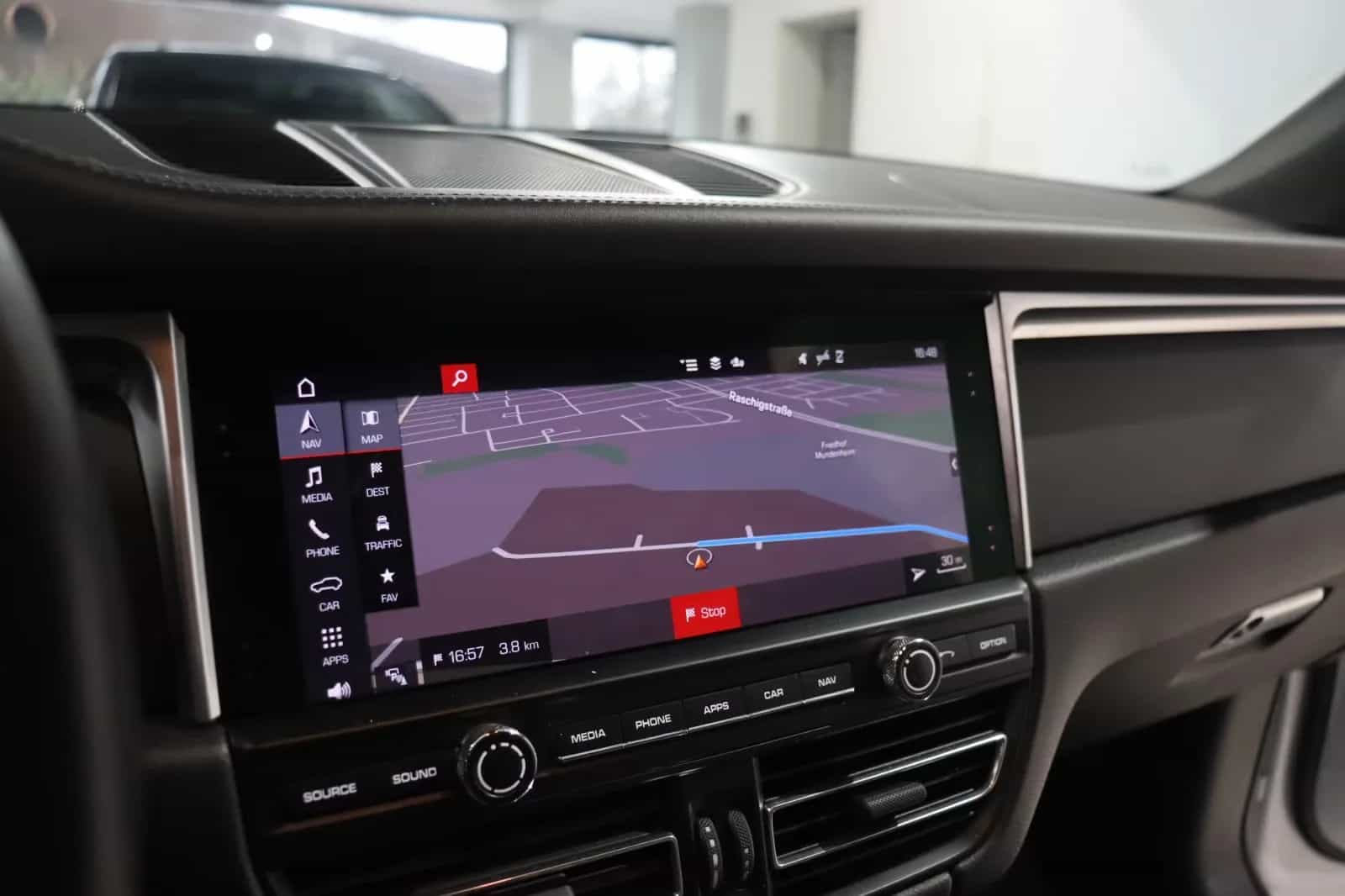 Porsche Macan 08/2021-photo-10