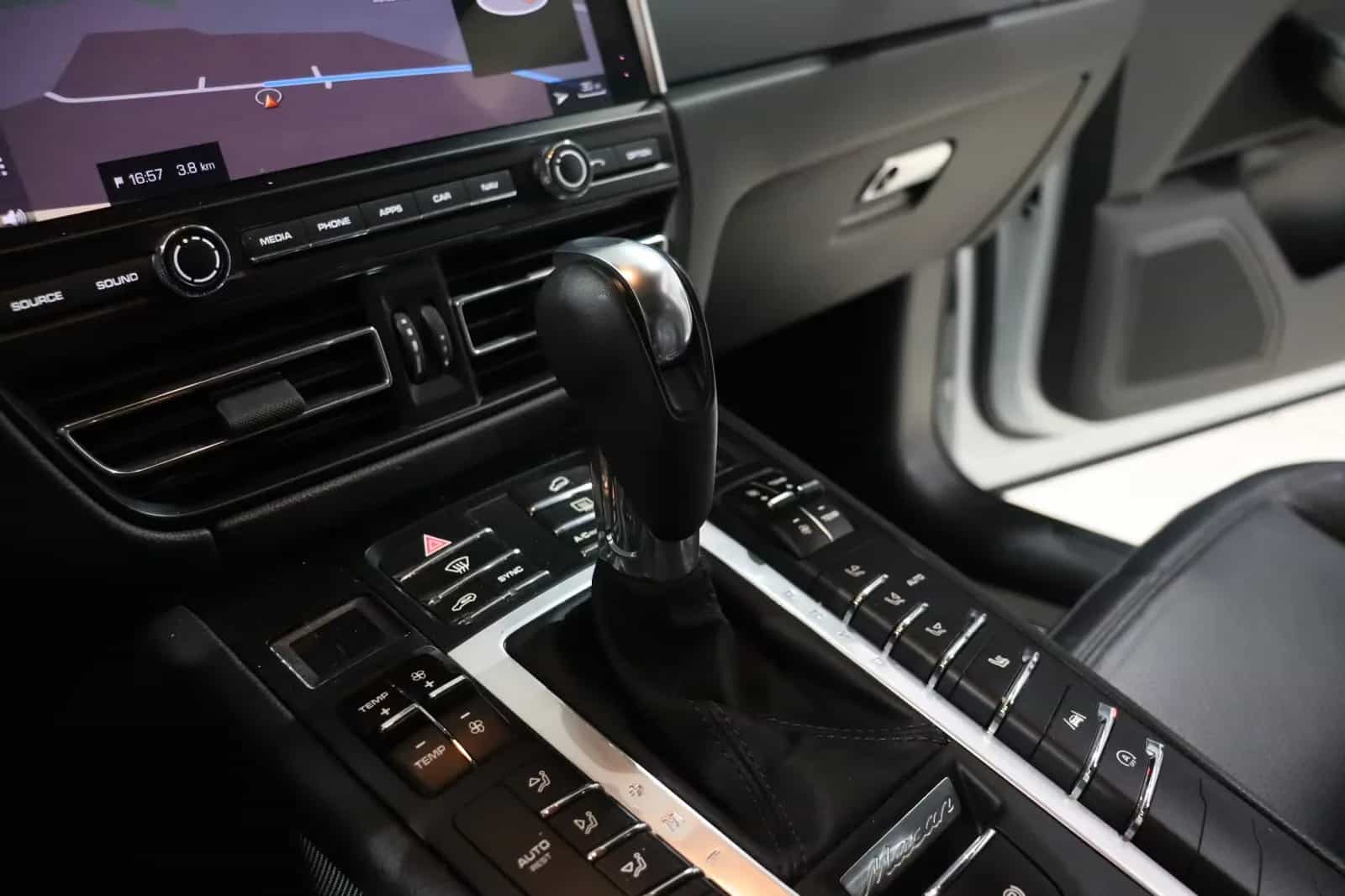 Porsche Macan 08/2021-photo-11