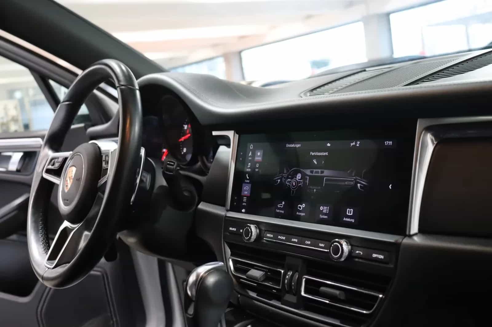 Porsche Macan 08/2021-photo-17
