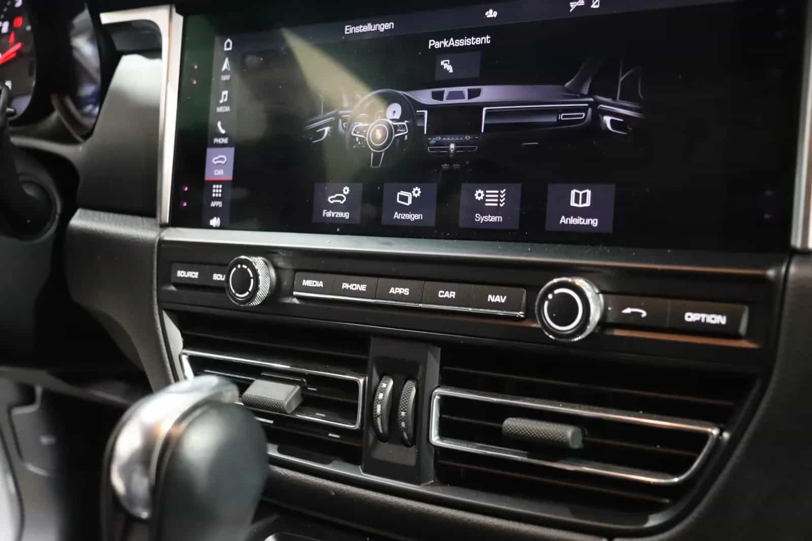 Porsche Macan 08/2021-photo-18