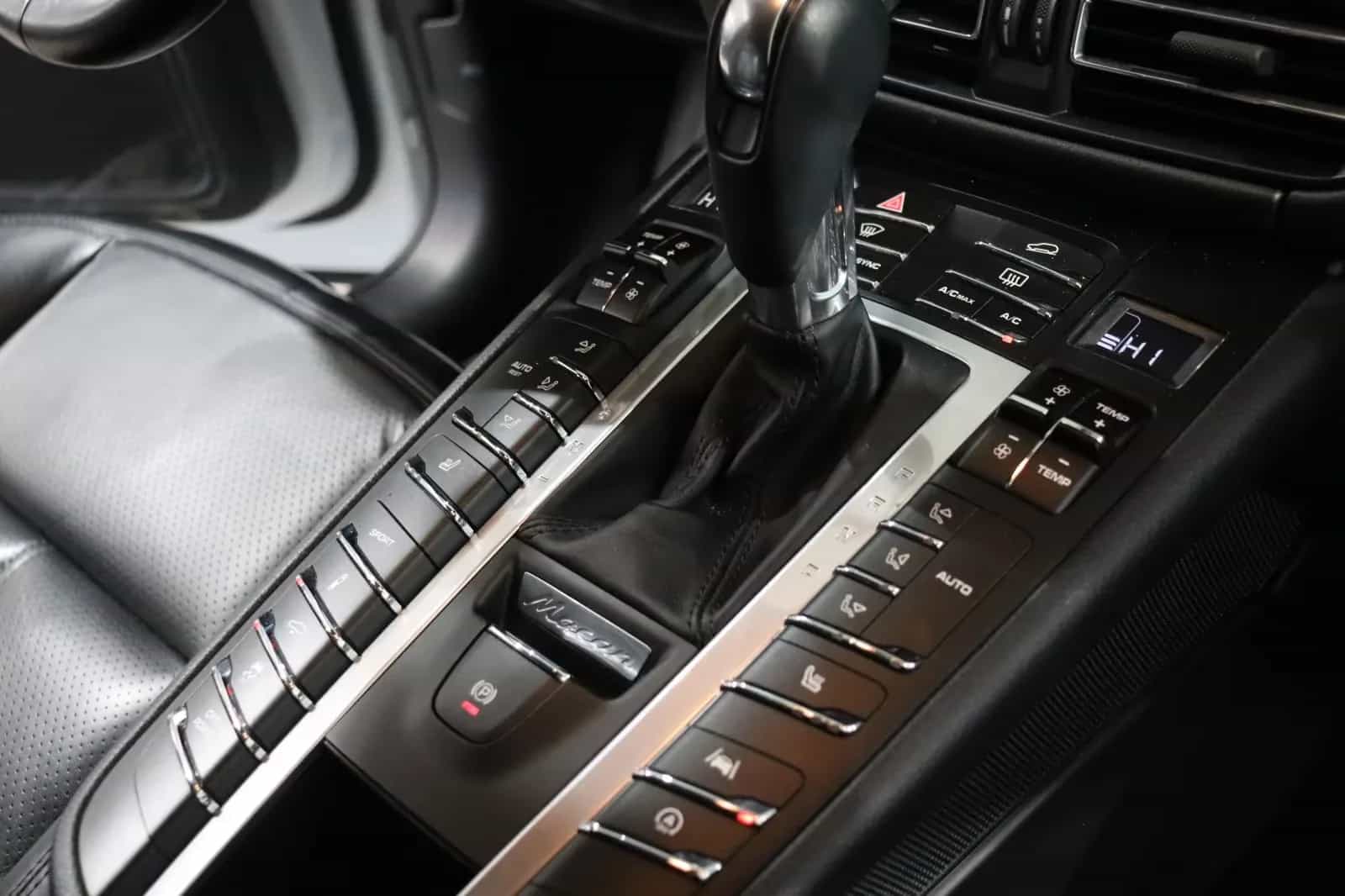 Porsche Macan 08/2021-photo-19