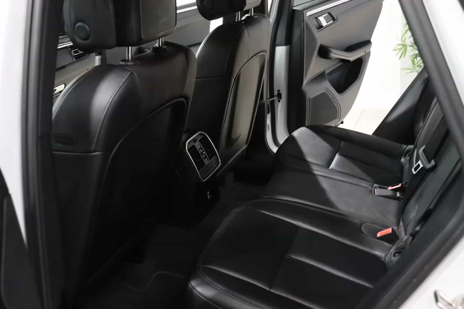 Porsche Macan 08/2021-photo-21
