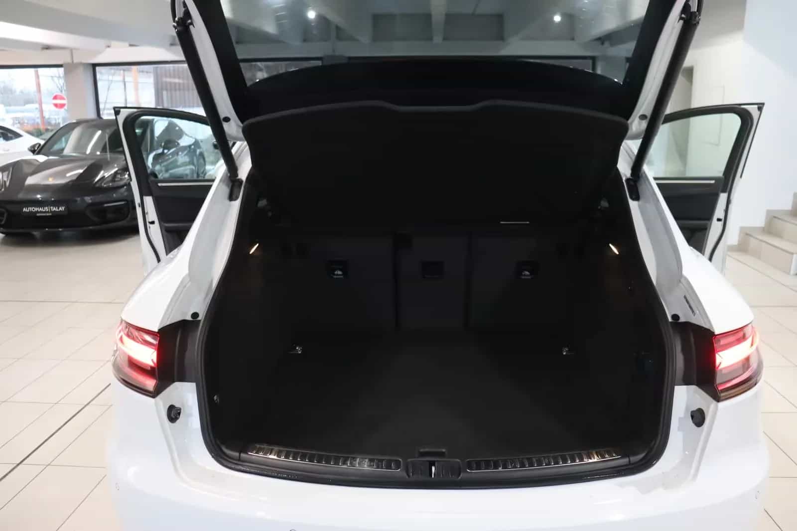 Porsche Macan 08/2021-photo-24