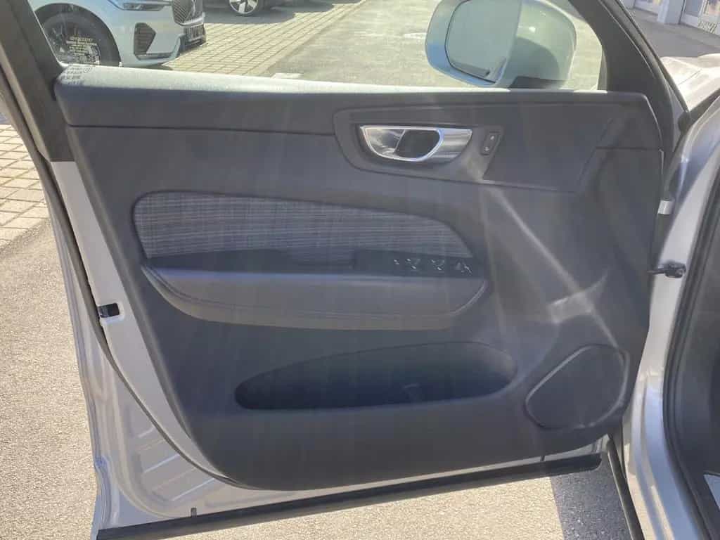 Volvo XC 60 Core 2WD Bluetooth Navi LED Klima Standhzg 02/2023-photo-8