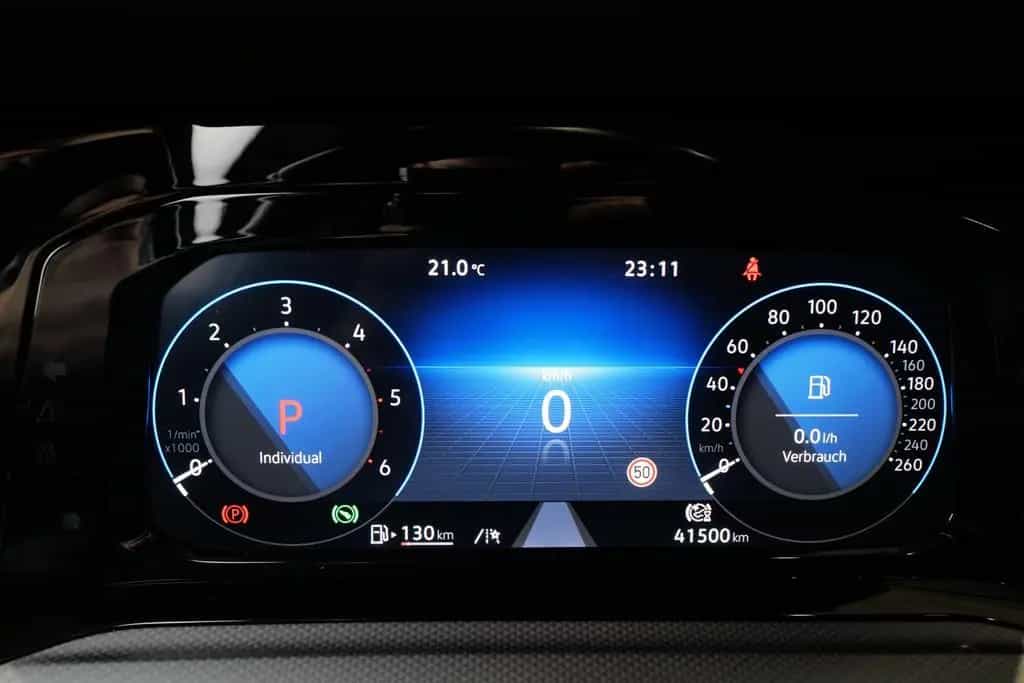 Volkswagen Golf VIII 2.0TDI DSG Active AHK Pano Matrix HuD 01/2023-photo-10