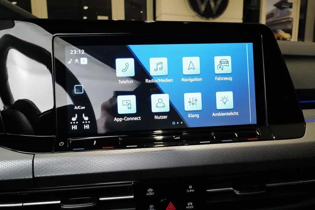 Volkswagen Golf VIII 2.0TDI DSG Active AHK Pano Matrix HuD 01/2023-photo-12