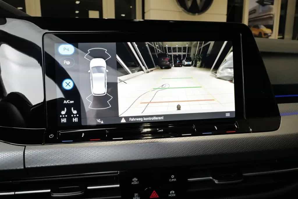Volkswagen Golf VIII 2.0TDI DSG Active AHK Pano Matrix HuD 01/2023-photo-14