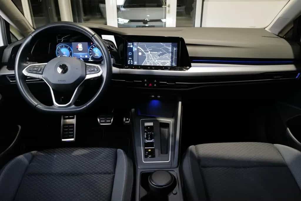 Volkswagen Golf VIII 2.0TDI DSG Active AHK Pano Matrix HuD 01/2023-photo-15