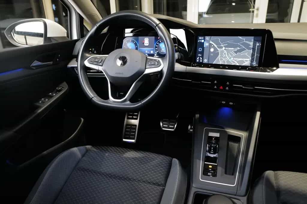 Volkswagen Golf VIII 2.0TDI DSG Active AHK Pano Matrix HuD 01/2023-photo-16