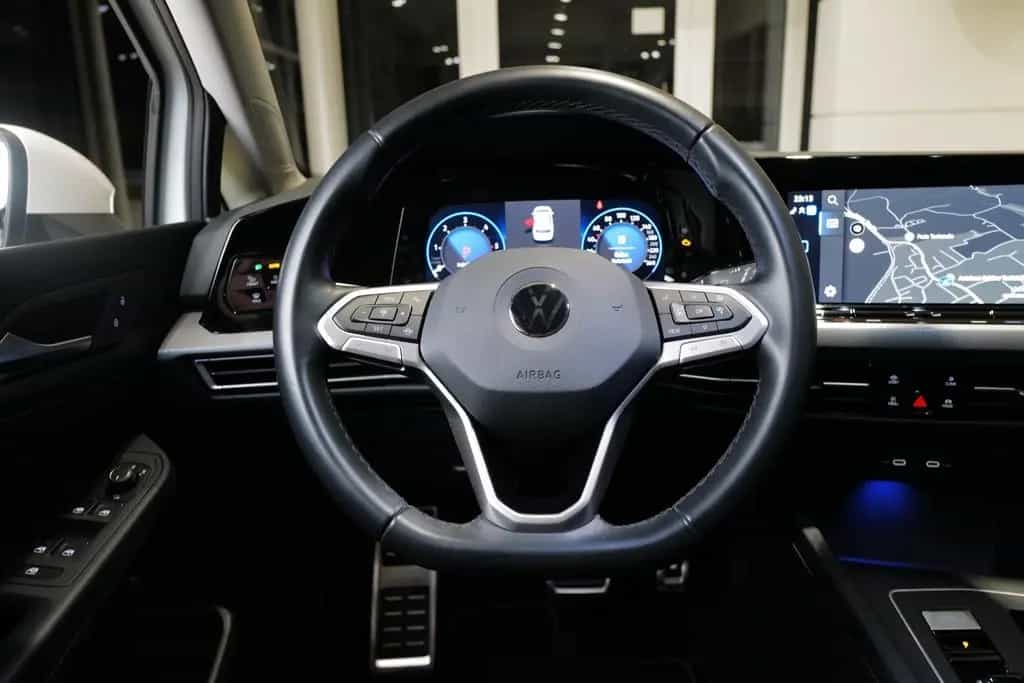 Volkswagen Golf VIII 2.0TDI DSG Active AHK Pano Matrix HuD 01/2023-photo-17