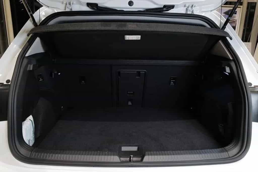 Volkswagen Golf VIII 2.0TDI DSG Active AHK Pano Matrix HuD 01/2023-photo-20