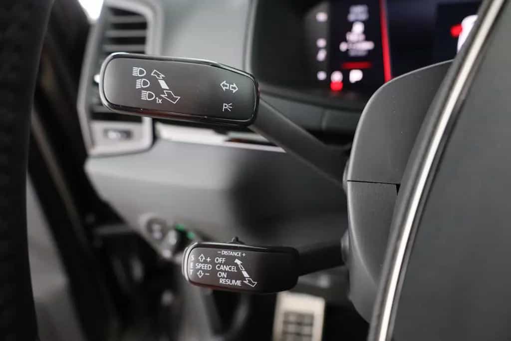 Skoda Karoq Sportline 1.5 TSI DSG Matrix ACC AHK Pano 09/2025-photo-17
