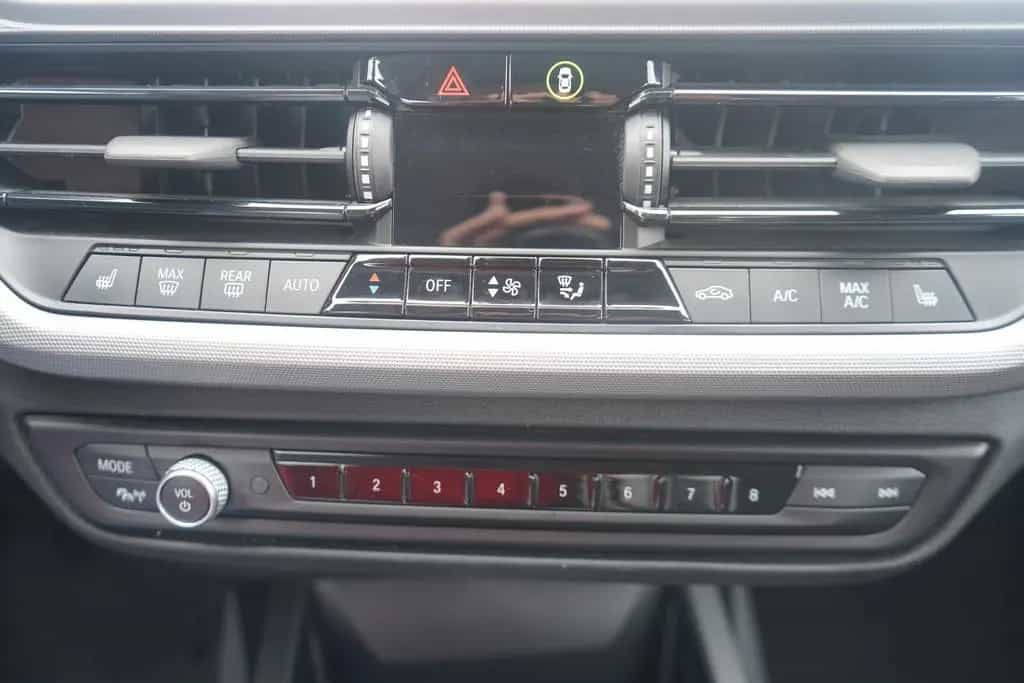 BMW 118 i Advantage LED Navi Tempomat Sitzheizung USB 07/2022-photo-17