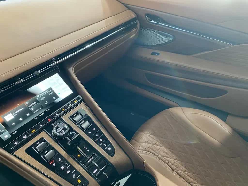 Aston Martin DB12 Volante Q-Special Paint/B&W/Inspire Comfort 04/2024-photo-14