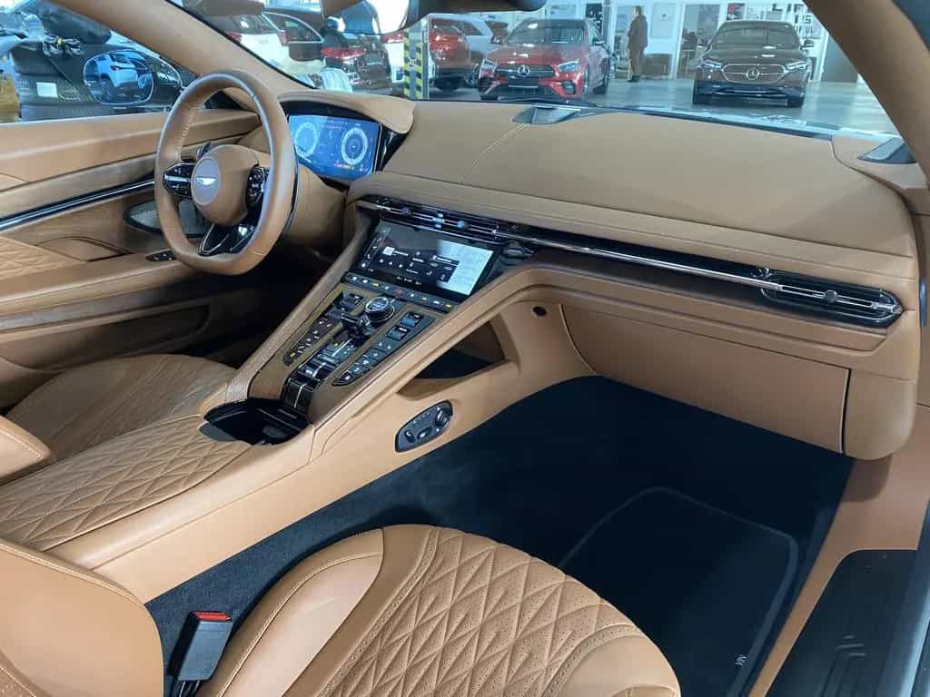 Aston Martin DB12 Volante Q-Special Paint/B&W/Inspire Comfort 04/2024-photo-15