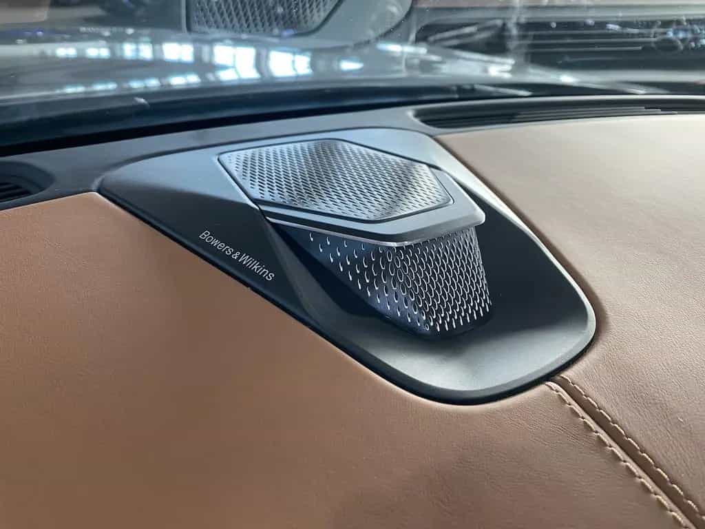 Aston Martin DB12 Volante Q-Special Paint/B&W/Inspire Comfort 04/2024-photo-21