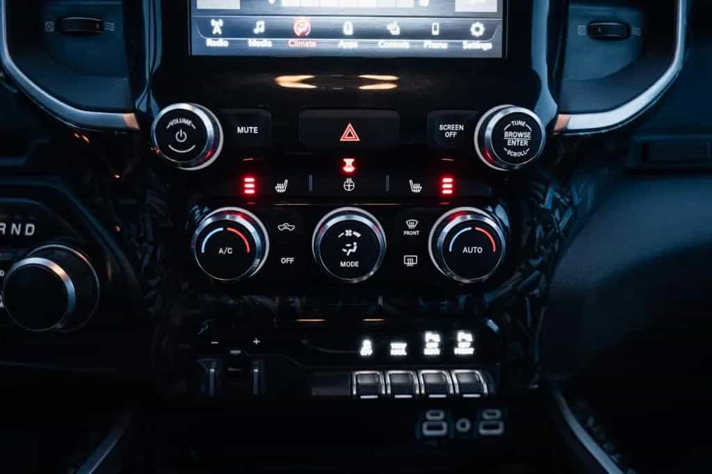Dodge RAM 5,7 Hemi, 4x4, Leder,BLIS,SHZ, Fernstart 07/2021-photo-13