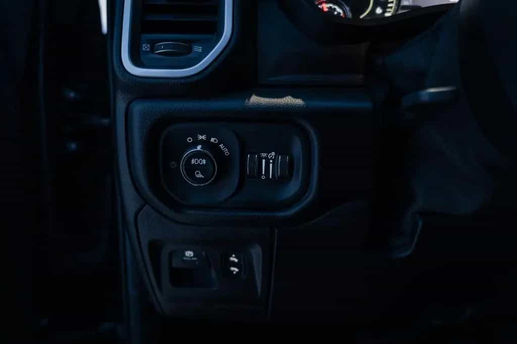 Dodge RAM 5,7 Hemi, 4x4, Leder,BLIS,SHZ, Fernstart 07/2021-photo-16