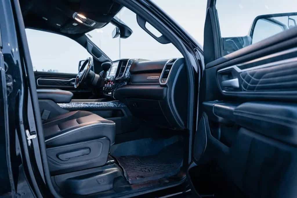 Dodge RAM 5,7 Hemi, 4x4, Leder,BLIS,SHZ, Fernstart 07/2021-photo-27