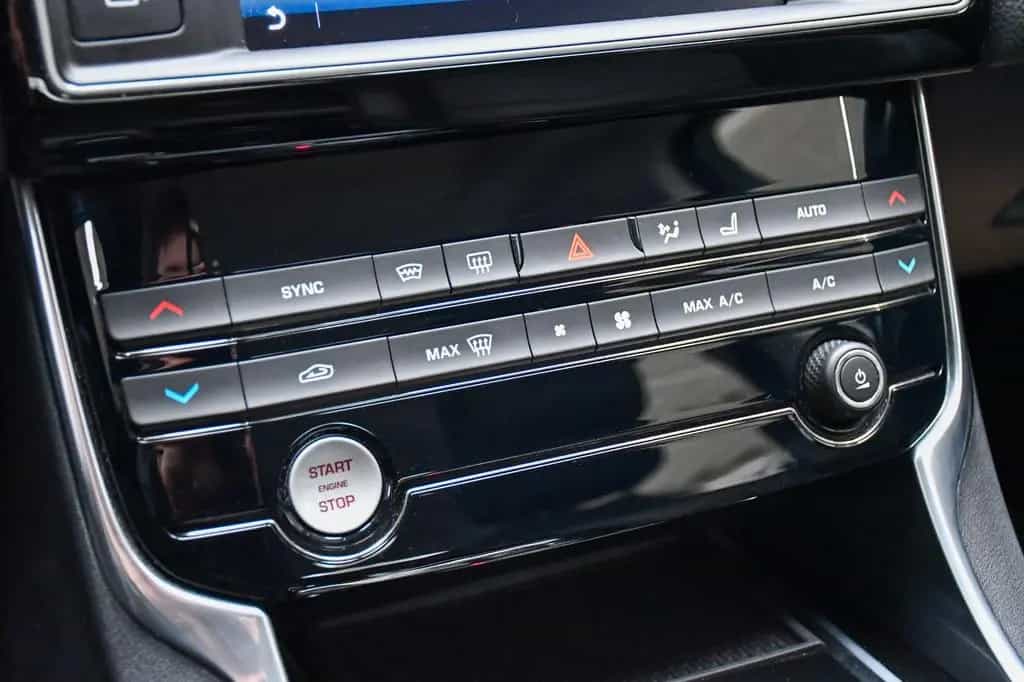 Jaguar XE Prestige Navi Bluetooth Shz Komfort-P. 75tkm! 06/2016-photo-17