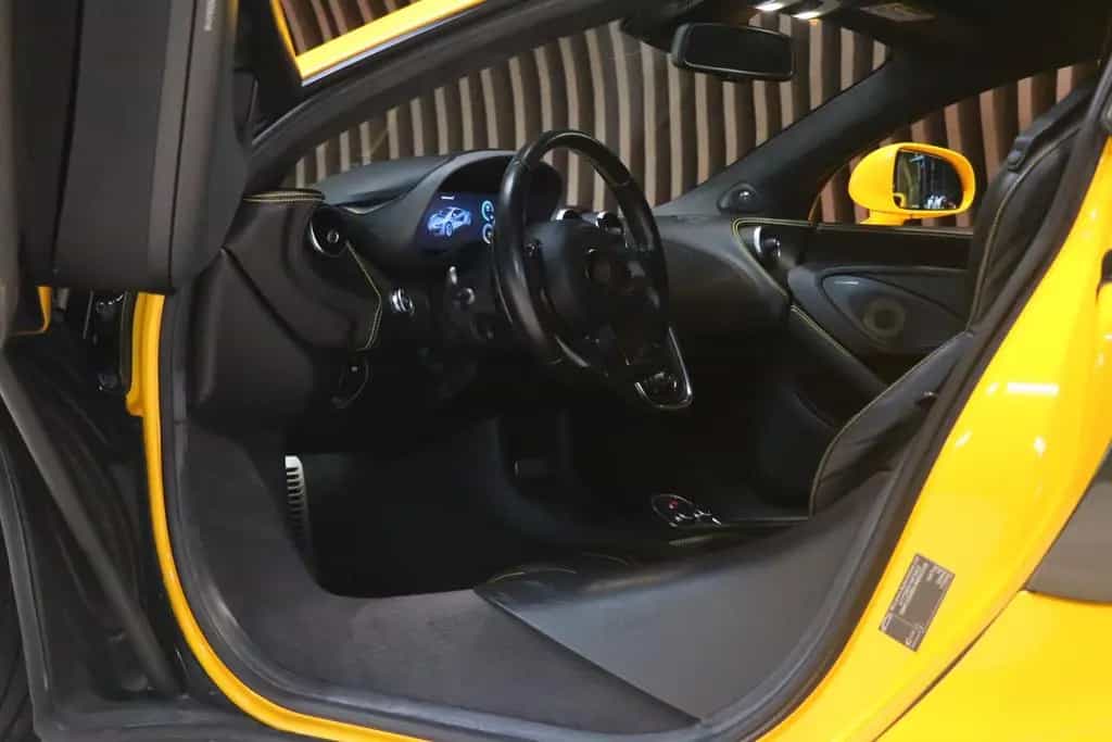 McLaren 570S - Carbon - Lift - B&W - Camera 04/2017-photo-7