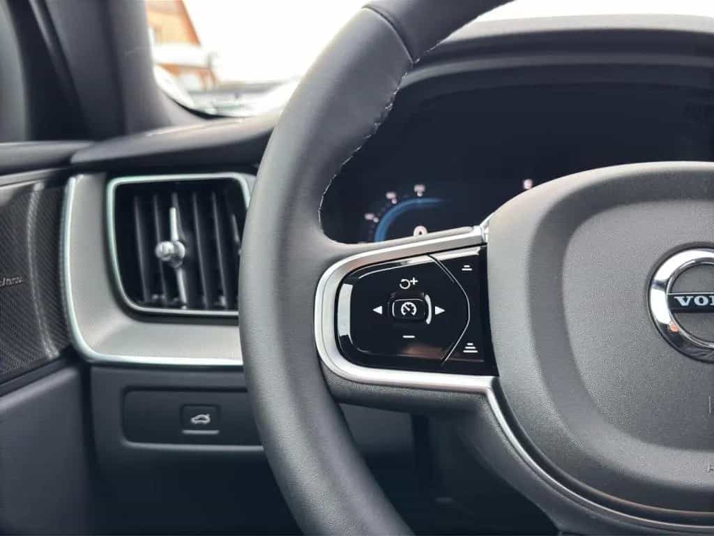 Volvo XC60 B5 Plus Black Edition AWD/Pano/360K/21Zoll 05/2025-photo-18