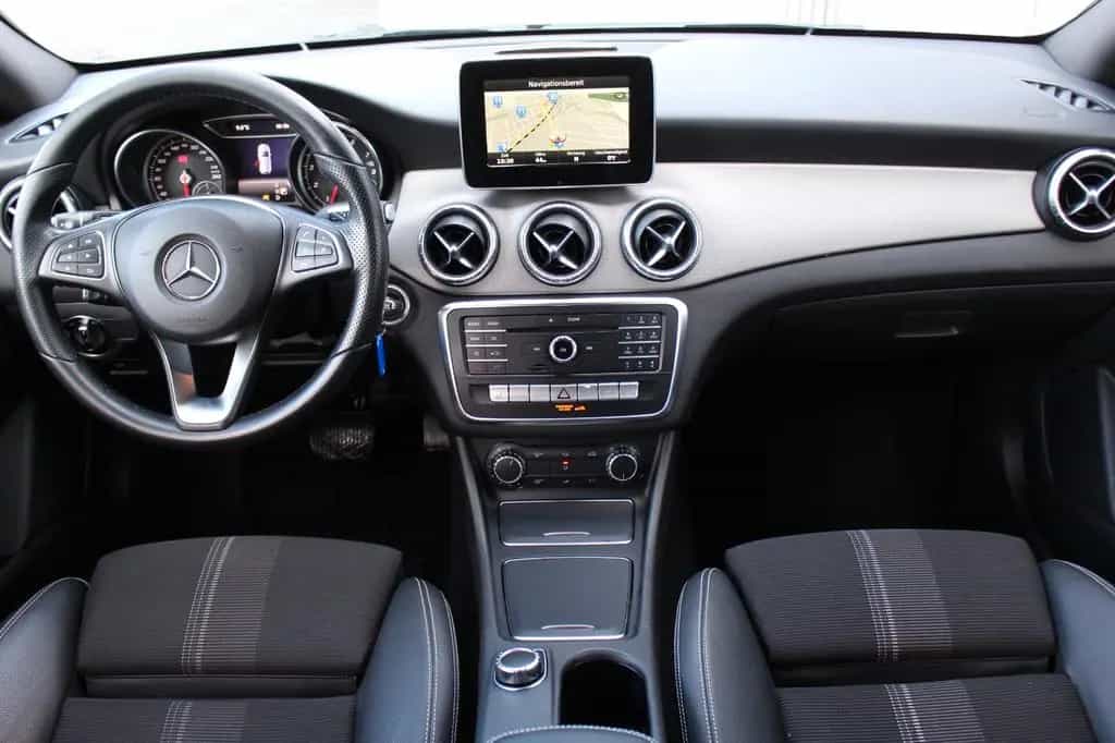 Mercedes-Benz CLA 180 Shooting Brake AMG line+Navi+LED+T-Leder 12/2016-photo-12