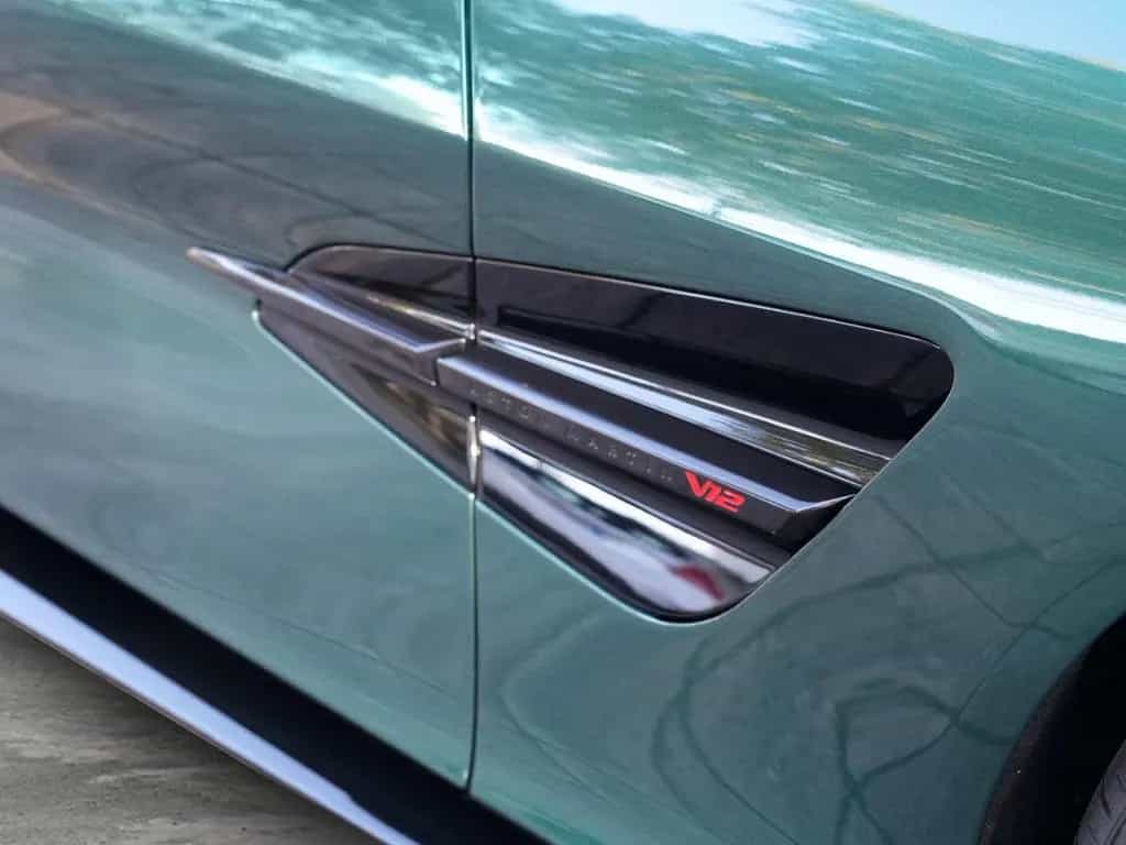 Aston Martin Vanquish Volante Bowers & Wilkins Malachite / Gl null-photo-23