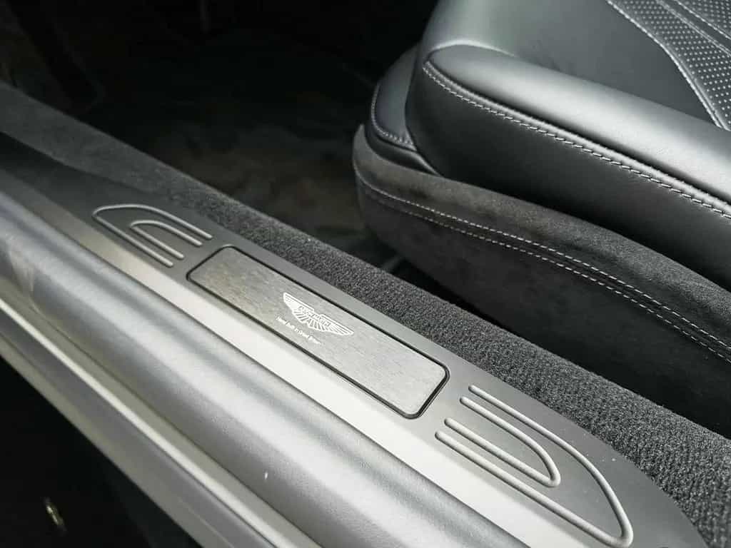 Aston Martin V8 Vantage Vantage China Grey / Onyx Black null-photo-17