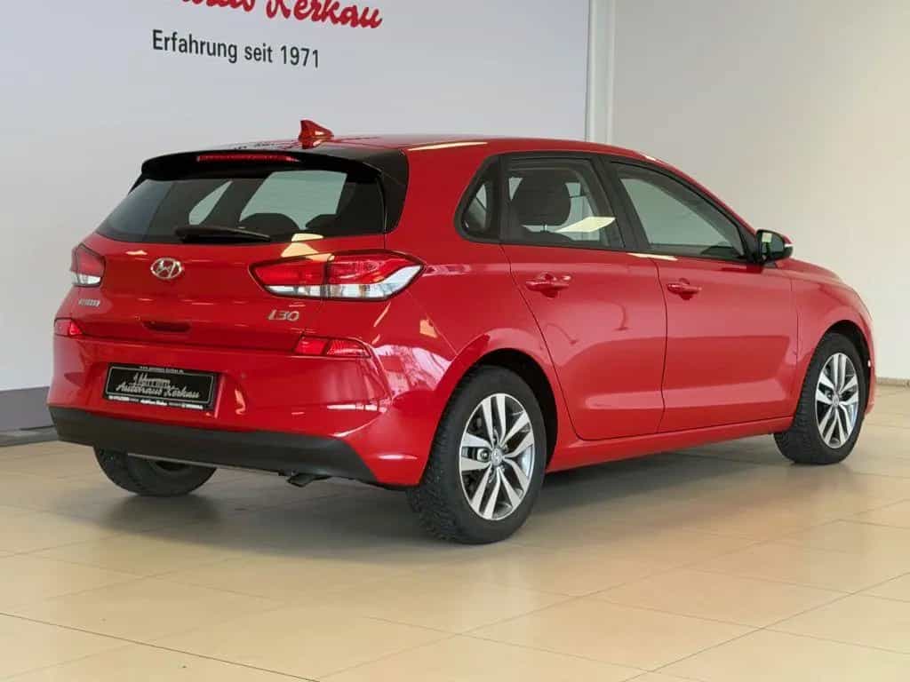 Hyundai i30 1.4 Trend +Navi+Sitzheizung+Carplay+R.Kamera 03/2018-photo-11